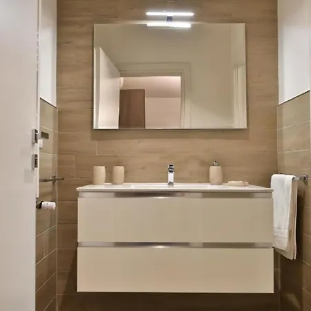 Karol Wojtyla Airport Guest house *