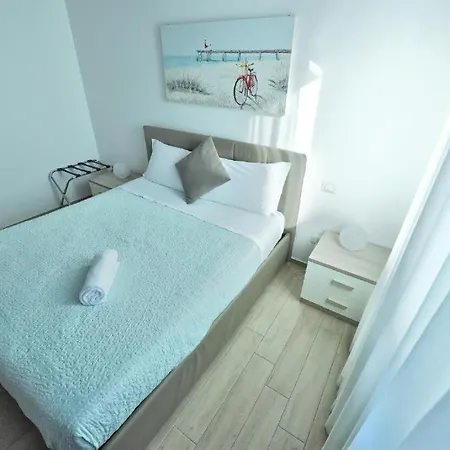 Karol Wojtyla Airport Guest house *