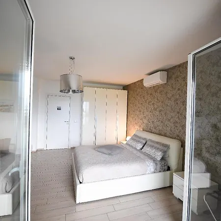 בית הארחה Karol Wojtyla Airport בארי