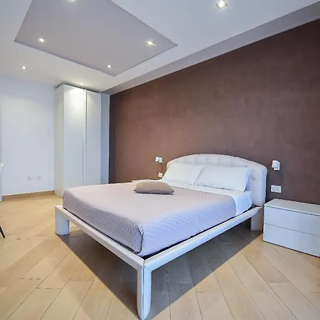 Karol Wojtyla Airport * בארי