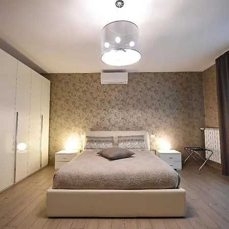 בית הארחה Karol Wojtyla Airport *